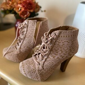 Elegant Lace-Up Ankle Boots